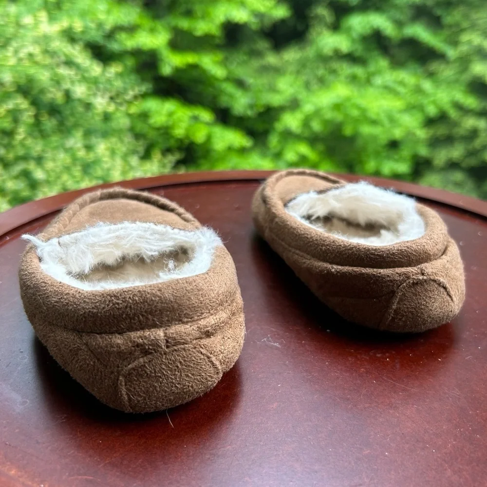 Cozy Faux Suede Moccasin Slippers Fuzzy Lined House Shoes Toddler Size 6/7